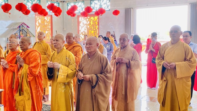 Chư tôn đức thành kính dâng hương khánh tạ Tam bảo tại ngôi đại hùng bảo điện trang nghiêm