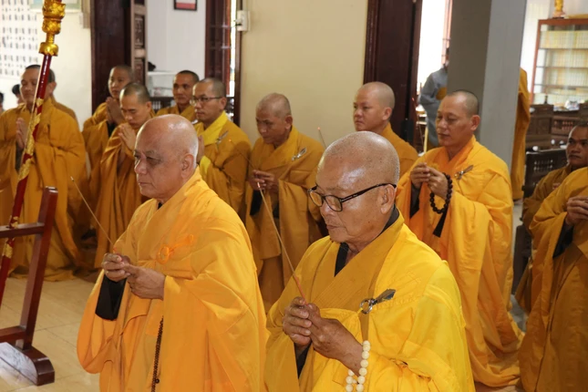 Chư tôn đức niêm hương thành kính tưởng niệm Hòa thượng đệ nhất trụ trì chùa Viên Minh