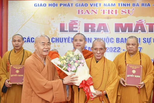 Trao hoa chúc mừng đến Hòa thượng Thích Huệ Trí Trao hoa chúc mừng đến Hòa thượng Thích Huệ Trí