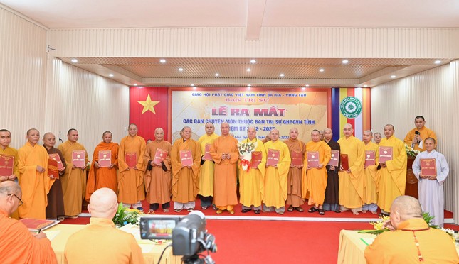 Đại diện các ban chuyên môn nhận quyết định chuẩn y nhân sự Đại diện các ban chuyên môn nhận quyết định chuẩn y nhân sự