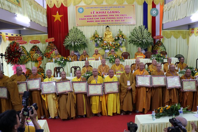 Trao giáo chỉ đến các vị được tấn phong giáo phẩm Trao giáo chỉ đến các vị được tấn phong giáo phẩm