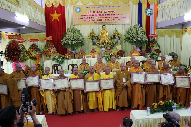 Trao giáo chỉ đến các vị được tấn phong giáo phẩm