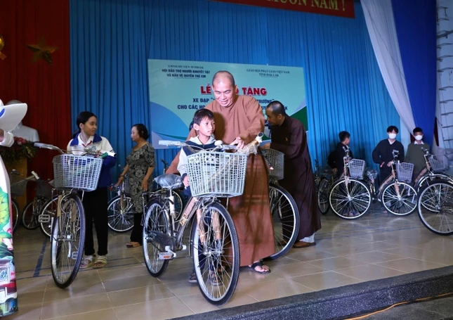 Đại đức Thích Minh Giáo trao xe đạp cho học sinh vượt khó