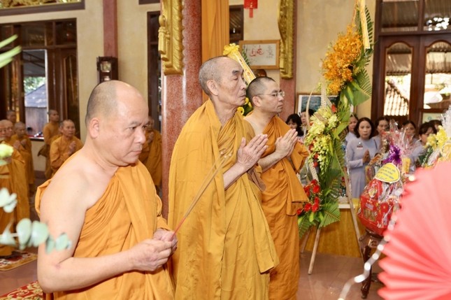 Chư tôn đức Hệ phái Khất sĩ niêm hương tưởng niệm