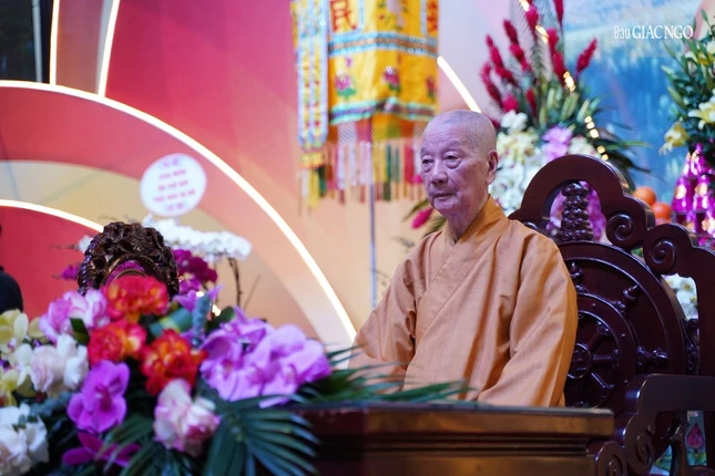 Đức Đệ tứ Pháp chủ, đồng thời là Hòa thượng Đàn đầu của Đại giới đàn Hà Nội năm 2023 Đức Đệ tứ Pháp chủ, đồng thời là Hòa thượng Đàn đầu của Đại giới đàn Hà Nội năm 2023