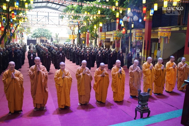 Chư tôn đức Ban Kiến đàn, đại diện các nghiệp sư đảnh lễ Đức Pháp chủ