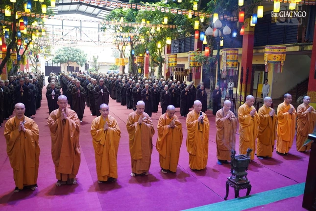 Chư tôn đức Ban Kiến đàn, đại diện các nghiệp sư đảnh lễ Đức Pháp chủ Chư tôn đức Ban Kiến đàn, đại diện các nghiệp sư đảnh lễ Đức Pháp chủ