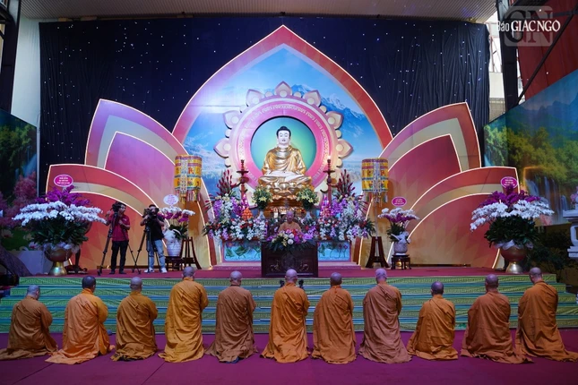 Thành kính bạch trình theo nghi thức thiền môn Thành kính bạch trình theo nghi thức thiền môn