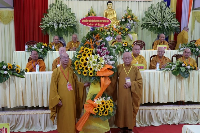 Hòa thượng Thích Như Niệm, Phó Thư ký Hội đồng Chứng minh GHPGVN trao lẵng hoa chúc mừng của Ban Thường trực Hội đồng Chứng minh