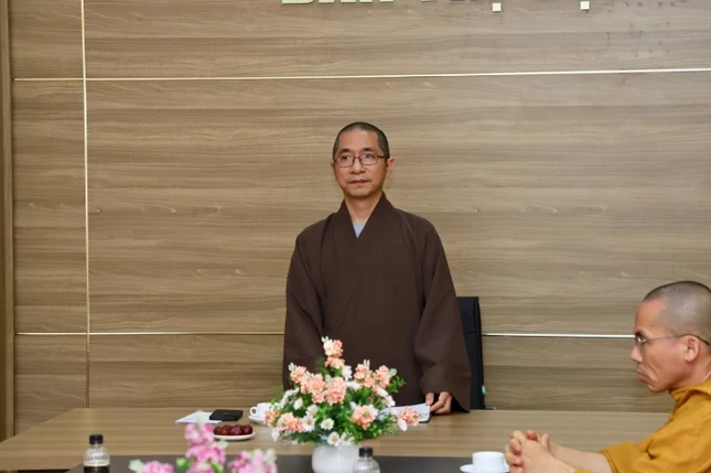 Đại đức Thích Nguyên Huấn chủ trì buổi họp