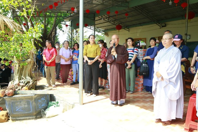 Hòa thượng Thích Chơn Nguyên thăm hỏi bà con địa phương - Ảnh: CTV