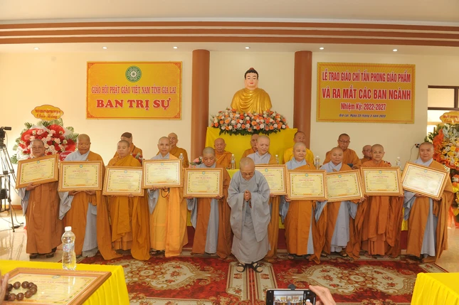 Trao giáo chỉ tấn phong đến chư Ni sư