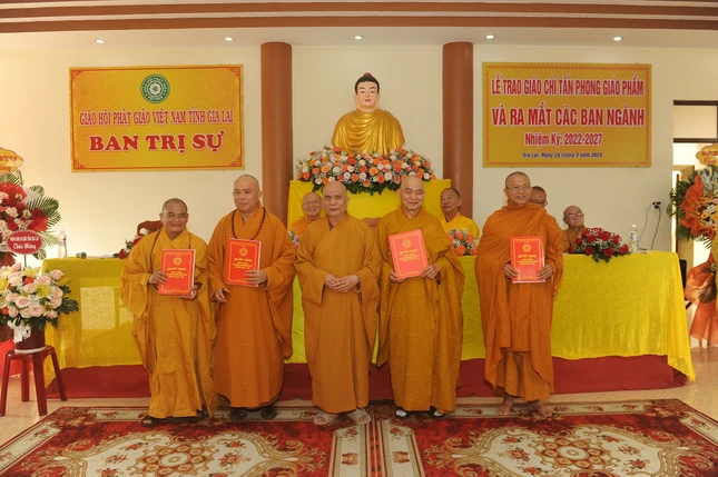 Trao quyết định đến Trưởng các ban chuyên môn