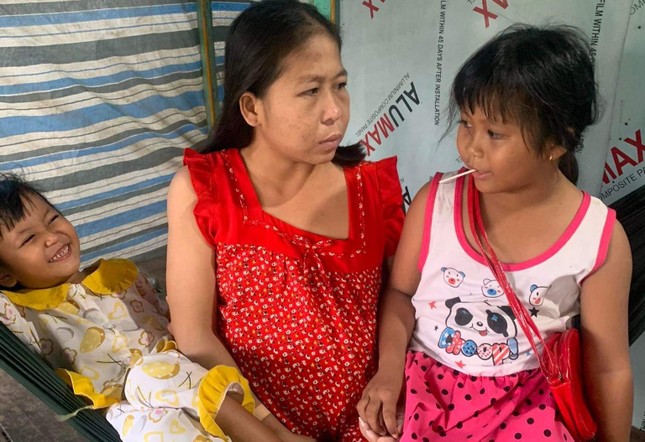 Chị Nguyễn Thị Kim Nho và hai con nhỏ