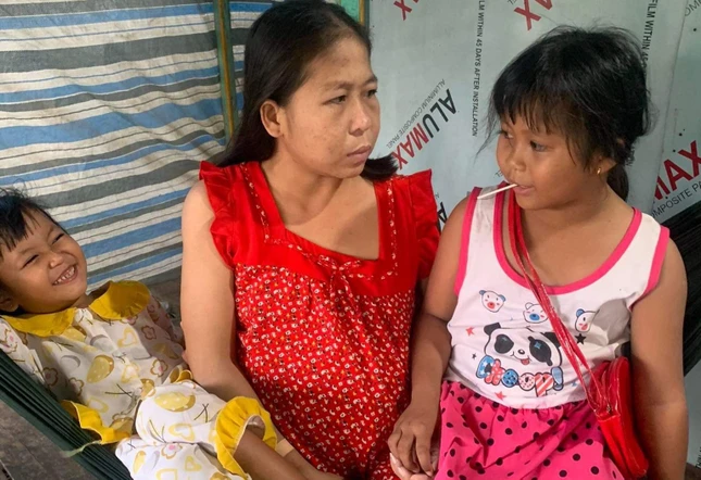 Chị Nguyễn Thị Kim Nho và hai con nhỏ Chị Nguyễn Thị Kim Nho và hai con nhỏ