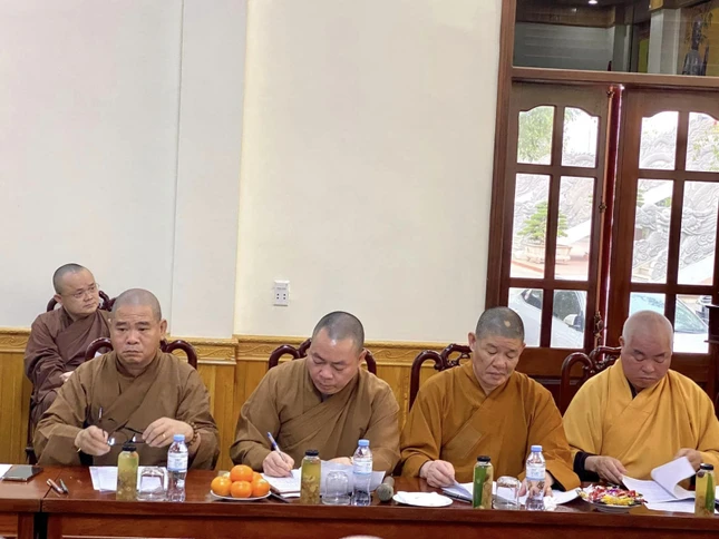 Chư tôn đức tham dự họp Chư tôn đức tham dự họp