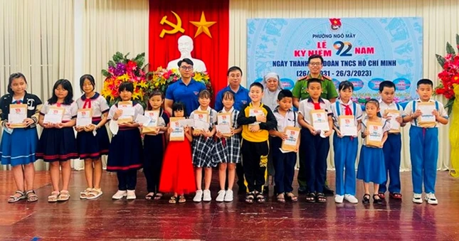 Trao học bổng "tiếp sức" cho học sinh