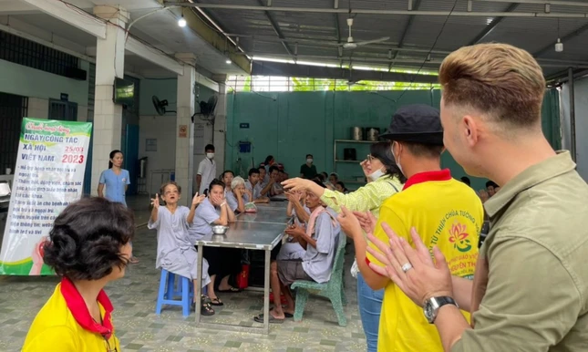 Với bệnh nhân tâm thần tại TP.Biên Hòa - Ảnh: TN