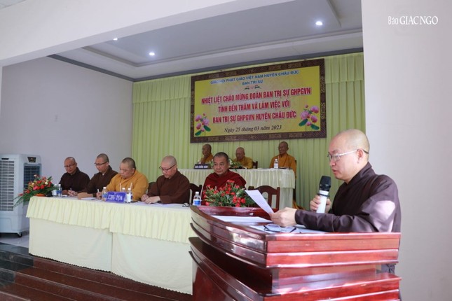 Thượng tọa Thích Chiếu Hiền, Trưởng ban Trị sự H.Châu Đức phát biểu Thượng tọa Thích Chiếu Hiền, Trưởng ban Trị sự H.Châu Đức phát biểu