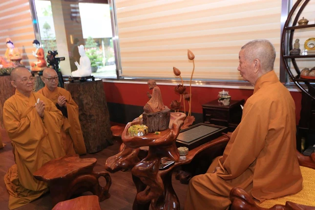 Đức Pháp chủ đạo từ nhắc nhở Ban Tổ chức trong việc chuẩn bị tổ chức Đại giới đàn được trang nghiêm, như pháp Đức Pháp chủ đạo từ nhắc nhở Ban Tổ chức trong việc chuẩn bị tổ chức Đại giới đàn được trang nghiêm, như pháp