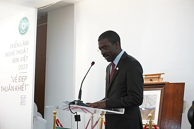 Ông Lazare Eloundou Assomo phát biểu tại triển lãm