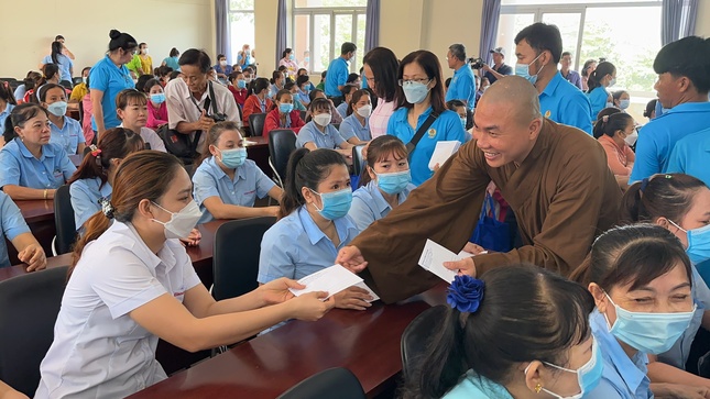 Tăng quà đến công nhân - Ảnh: TN Tăng quà đến công nhân - Ảnh: TN