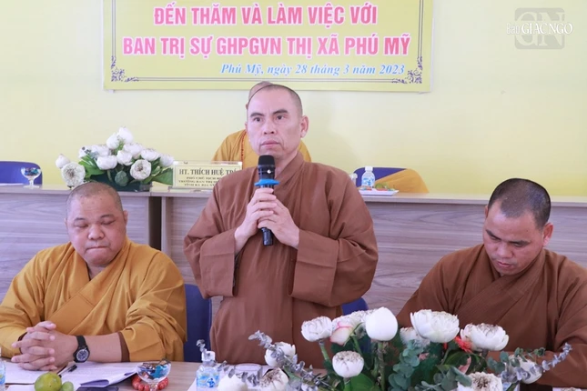 Thượng tọa Thích Nhuận Nghĩa đúc kết buổi làm việc với Ban Trị sự TX.Phú Mỹ