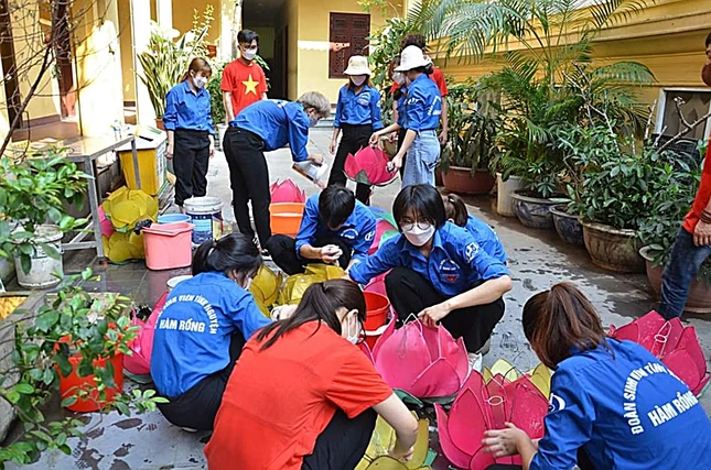 Các bạn trẻ làm công quả tại chùa Quán Sứ - Ảnh: CLB Phật tử Quán Sứ