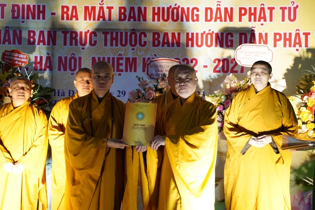 Hòa thượng Thích Bảo Nghiêm trao quyết định đến Ban Hướng dẫn Phật tử TP.Hà Nội