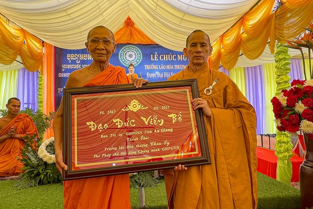 Hòa thượng Thích Thiện Thống thay mặt Ban Trị sự GHPGVN tỉnh dâng khánh vàng khánh chúc Trưởng lão Hòa thượng Phó Pháp chủ