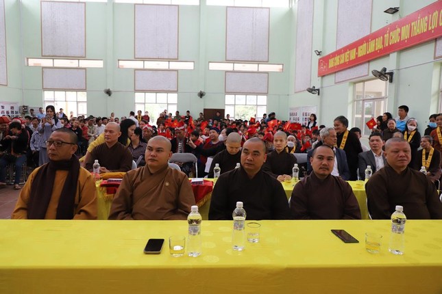 Chư tôn đức tham dự buổi trao quà Chư tôn đức tham dự buổi trao quà