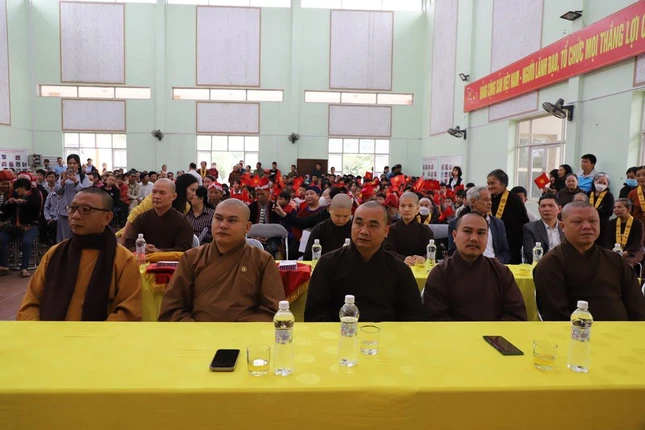 Chư tôn đức tham dự buổi trao quà