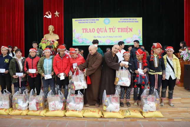 Trao quà đến các gia đình đồng bào dân tộc khó khăn Trao quà đến các gia đình đồng bào dân tộc khó khăn