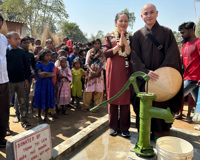 Đại đức Thích Thị Nhân và thành viên đoàn bên giếng nước sạch của người dân địa phương