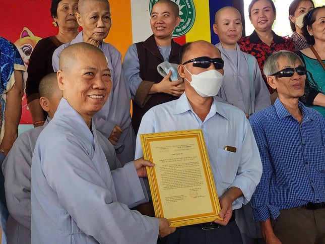 Ni sư Thích nữ Như Hiền, trụ trì chùa Bồ Đề Lan Nhã trao thư cảm ơn đến đại diện Hội Người mù TP.Mỹ Tho - Ảnh: H.Liên