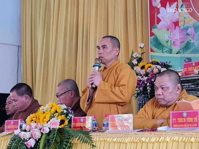 Thượng tọa Thích Nhuận Nghĩa, Phó Thường trực Ban Trị sự Phật giáo tỉnh phát biểu tại buổi gặp Ban Trị sự H.Long Điền - Ảnh: Ban TT-TT Phật giáo H.Long Điền