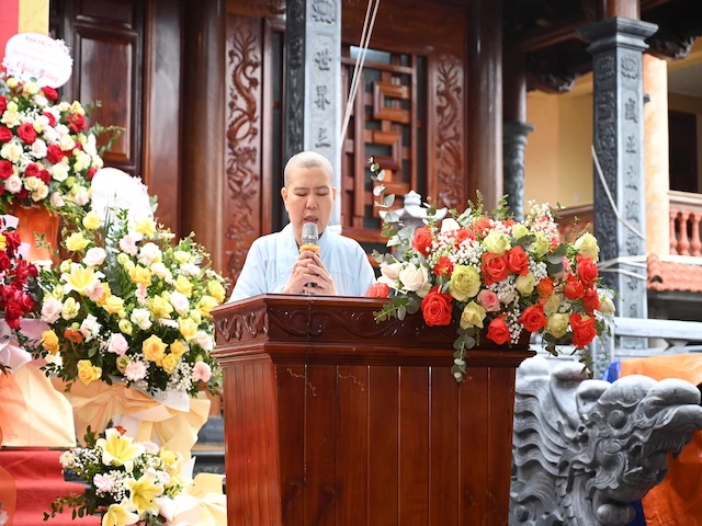 Sư cô Thích Tịnh Hương, trụ trì chùa Đức Phong, Trưởng ban Tổ chức báo cáo tóm tắt quá trình xây dựng