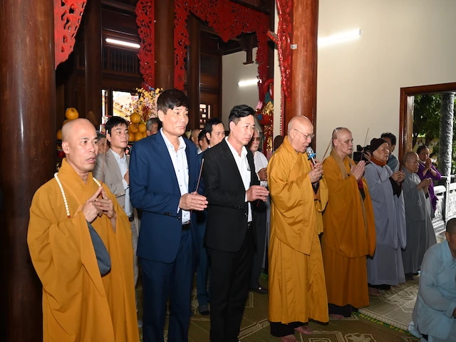 Chư tôn đức, đại diện lãnh đạo các cơ quan tỉnh, H.Kiến Thuỵ, địa phương niêm hương khánh tạ Tam bảo tại ngôi đại dùng bảo điện
