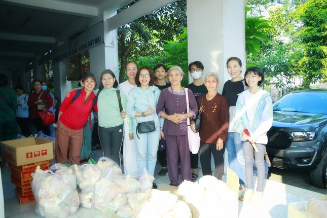 Đoàn chuẩn bị trao quà đến bệnh nhân tâm thần tại Bệnh viện Tâm thần xã Lê Minh Xuân