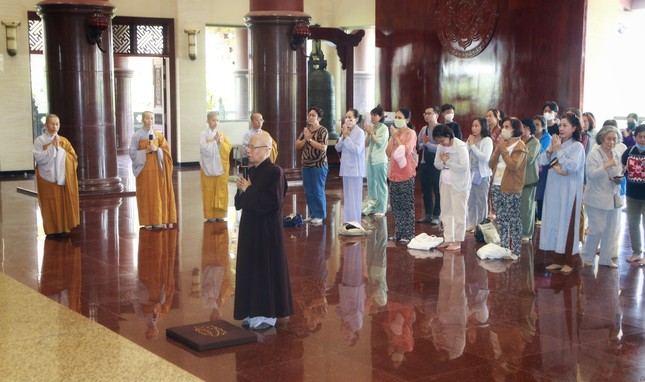 Hòa thượng Thích Chơn Nguyên hướng dẫn Phật tử đảnh lễ Tam bảo tại chánh điện chùa Thanh Tâm (Phật Cô Đơn)