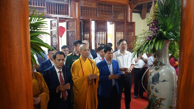 Niêm hương khánh tạ Tam bảo