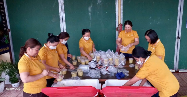 Bếp ăn tình thượng tịnh xá Ngọc Đạt chuẩn bị suất cháo sáng cho bệnh nhân - Ảnh: N.Đ