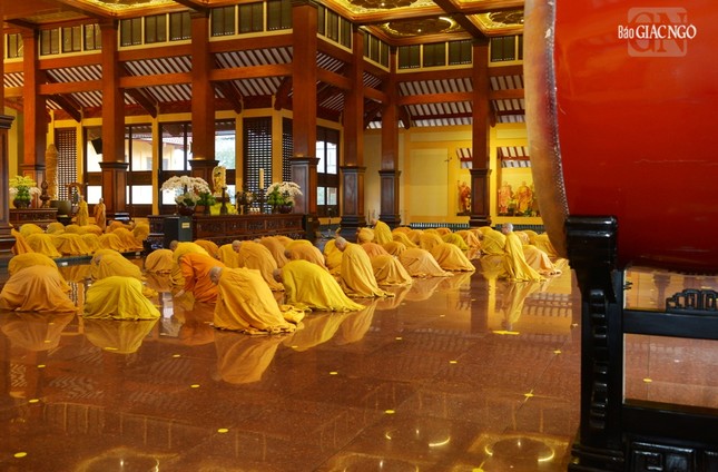 Thành kính đảnh lễ Tam bảo