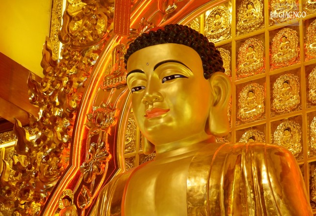 Tôn dung Đức Bổn Sư tại chánh điện Việt Nam Quốc Tự