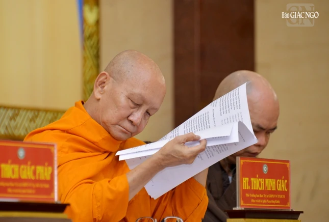 Hòa thượng Thích Minh Giác nghiên cứu tư liệu hội nghị