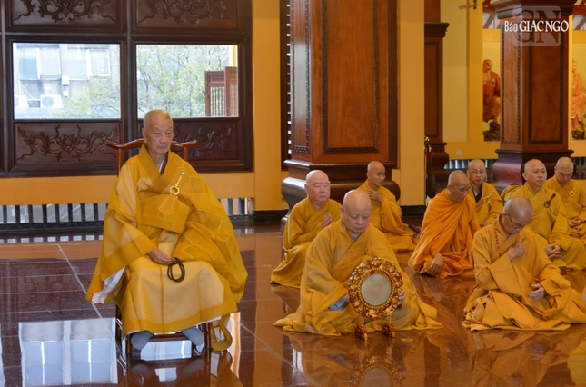 Đức Pháp chủ GHPGVN thính giới cùng đại chúng