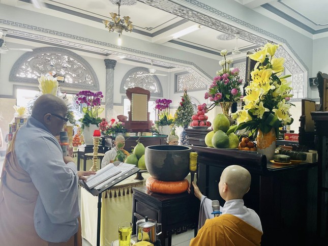 Ni sư Thích nữ Lệ Thuận dâng lời tưởng niệm Tổ Phi Lai, cùng Ni trưởng Thích nữ Diệu Tấn - Ảnh: K.S Ni sư Thích nữ Lệ Thuận dâng lời tưởng niệm Tổ Phi Lai, cùng Ni trưởng Thích nữ Diệu Tấn - Ảnh: K.S