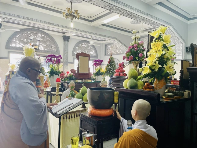 Ni sư Thích nữ Lệ Thuận dâng lời tưởng niệm Tổ Phi Lai, cùng Ni trưởng Thích nữ Diệu Tấn - Ảnh: K.S