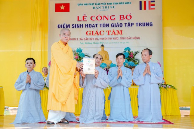 Thượng tọa Thích Quảng Hiền trao quyết định đến ông Nguyễn Thành Tâm, đại diện Ban Hộ tự đạo tràng Giác Tâm Thượng tọa Thích Quảng Hiền trao quyết định đến ông Nguyễn Thành Tâm, đại diện Ban Hộ tự đạo tràng Giác Tâm