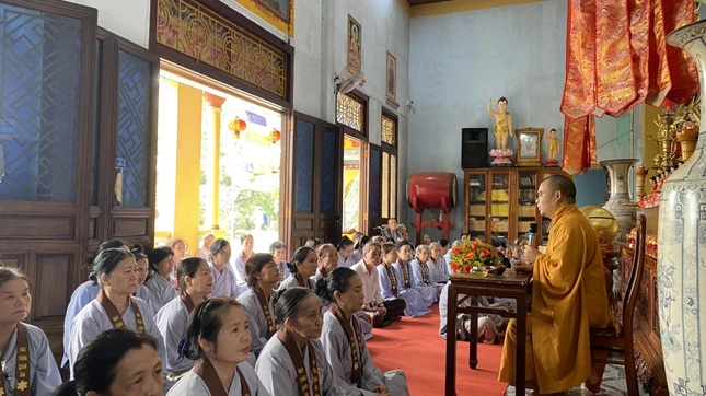 Đại đức Thích Quang Hướng thuyết giảng tại khóa tu